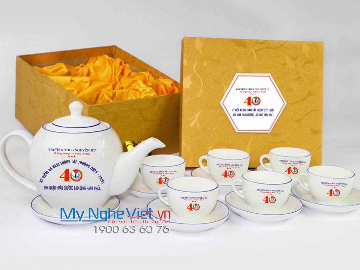 Bộ ấm trà ( ấm chén ) men trắng viền chỉ xanh dương MNV-BT236 - Trường THCS Nguyễn Du - Gia Lai