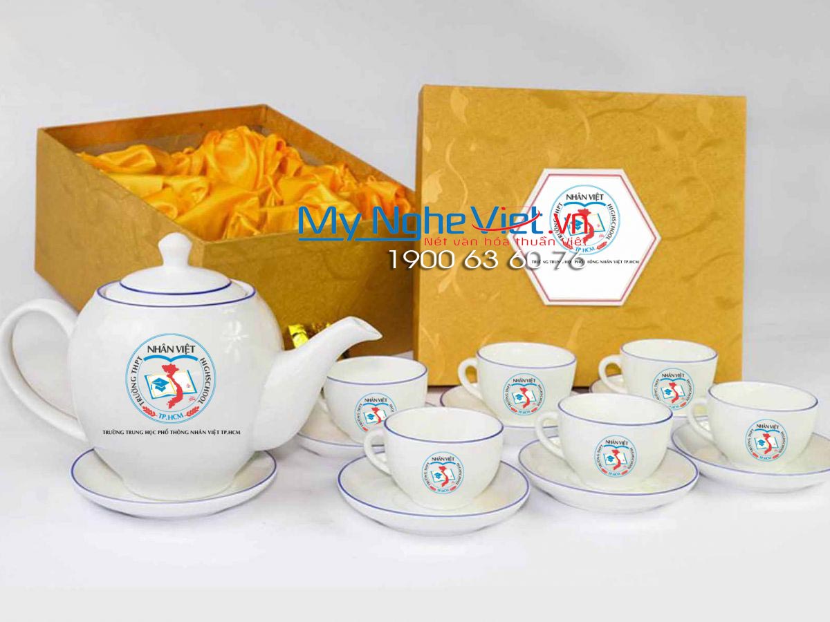 Bộ ấm trà ( ấm chén ) men trắng viền chỉ xanh dương MNV-BT236- Trường THPT Nhân Việt TP.HCM