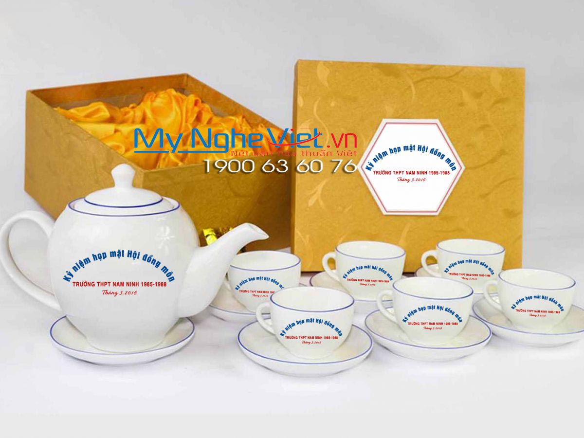 Bộ ấm trà (ấm chén) men trắng viền chỉ xanh dương MNV-BT236 Trường THPT Nam Ninh (HÀNG ĐẶT)