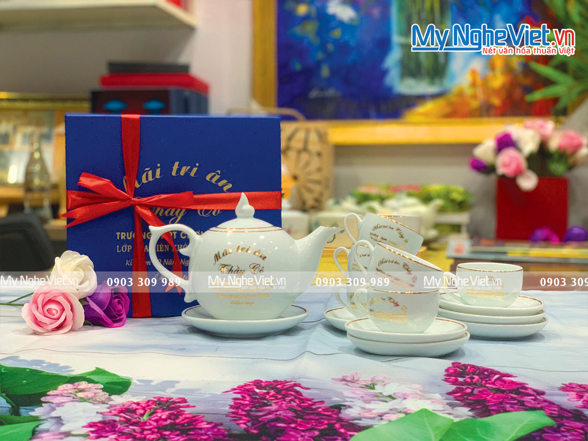 Bộ bình trà men trắng dáng chóp lửa in logo vàng kim trường THPT Chơn Thành