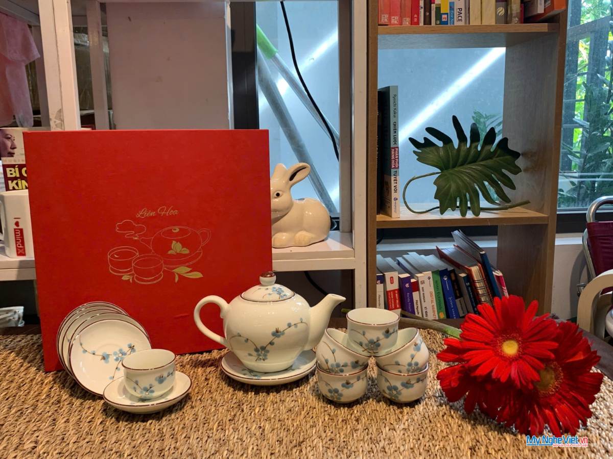 Bình trà Bát Tràng men kem vẽ đào xanh