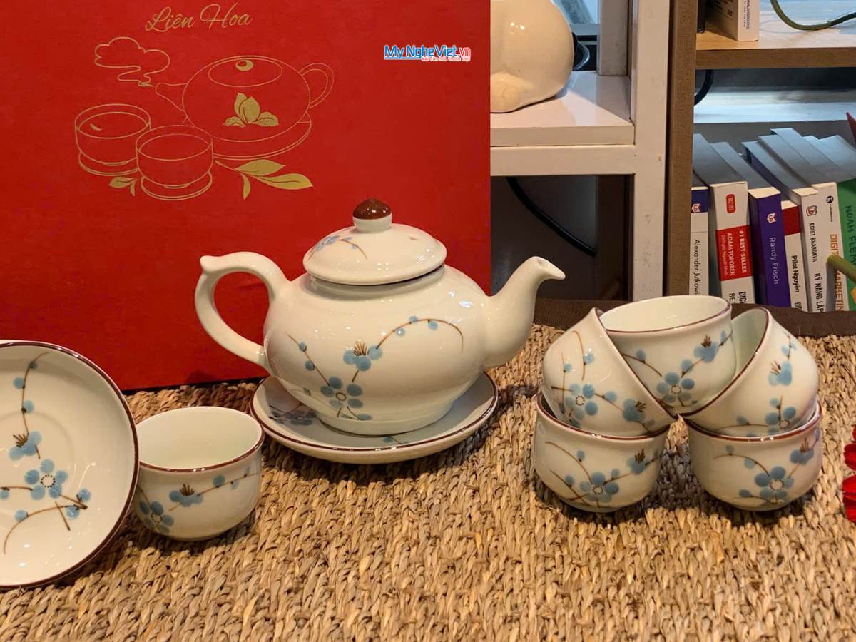 Bình trà Bát Tràng men kem vẽ đào xanh và hộp quà đẹp CBMNV-HBT1223.5