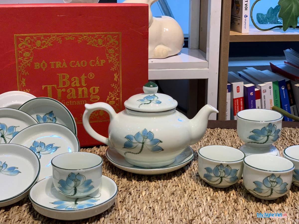 Bình trà Bát Tràng men kem vẽ sen xanh MNV-HBT1223.4
