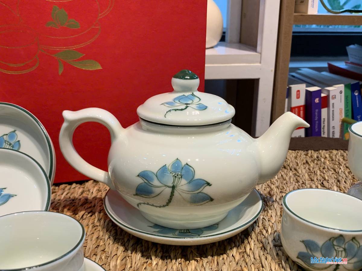 Bình trà Bát Tràng men kem vẽ sen xanh và hộp quà đẹp CBMNV-HBT1223.4