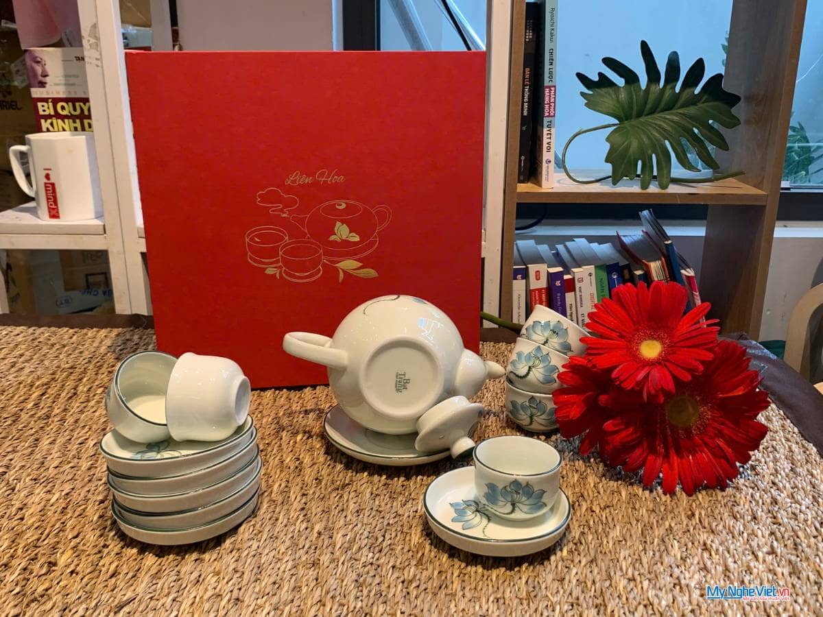 Bình trà tròn thấp men kem vẽ sen và hộp quà đẹp CBMNV-TS527