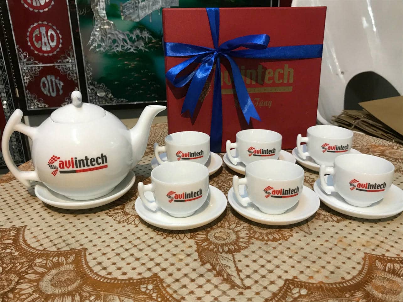 Bộ ấm chén - bình trà men trắng in logo Saviintech