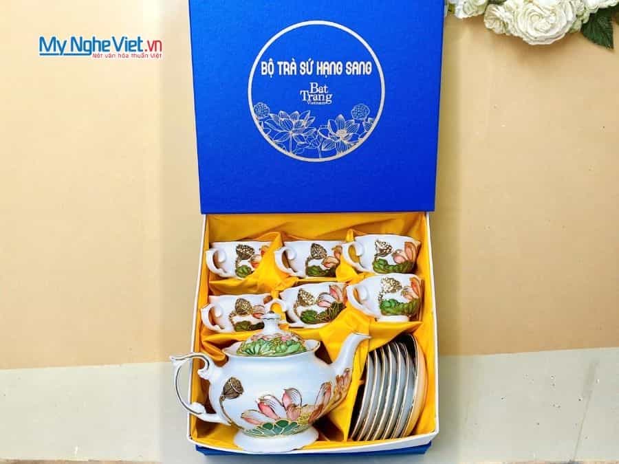 Bộ bình trà Queen màu trắng họa tiết sen hồng đắp nổi vẽ vàng kim MNV-BTV15.10.1