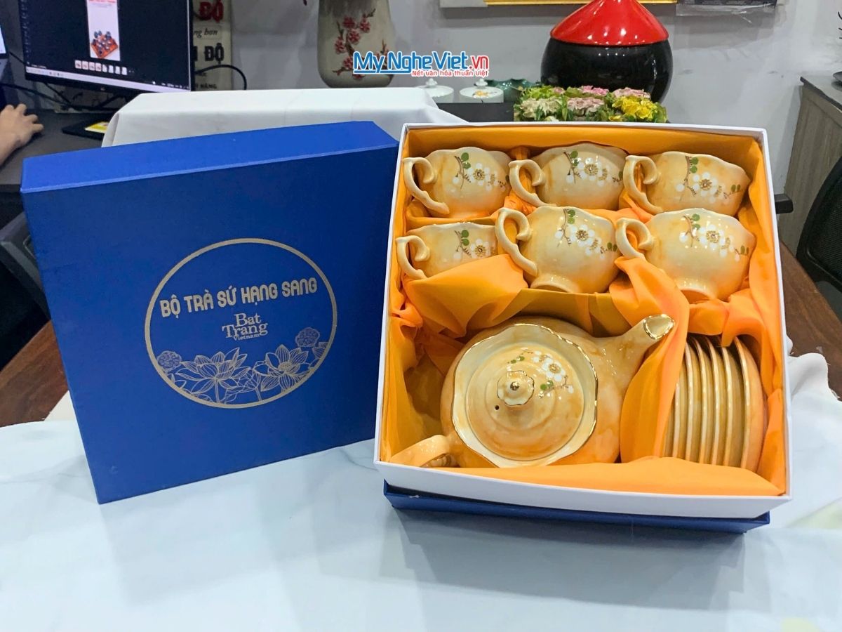 Bộ ấm chén Queen Cao cấp - bình trà vẽ hoa nền vàng MNV-BTV15