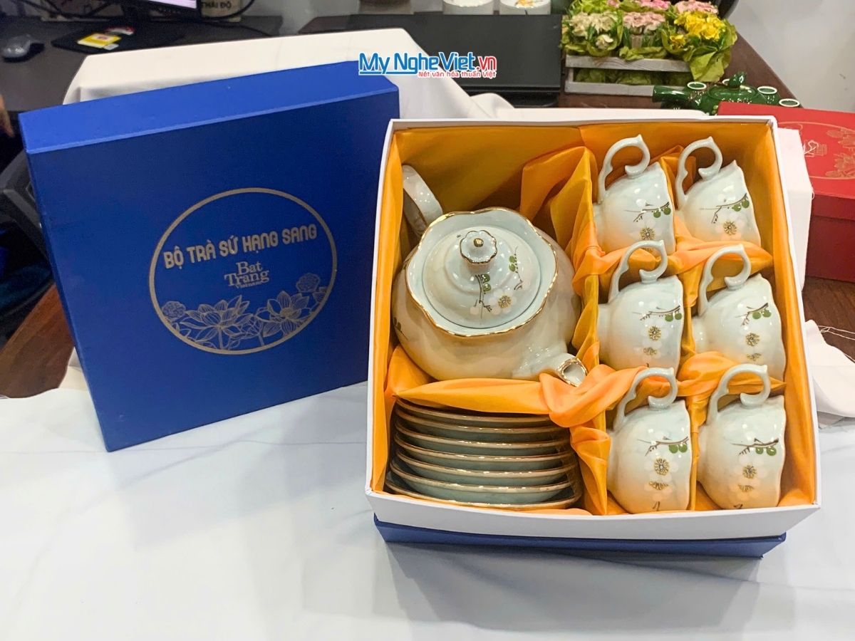 Bộ ấm chén Queen Cao cấp - bình trà vẽ hoa nền xanh nhạt MNV-BTV15.1