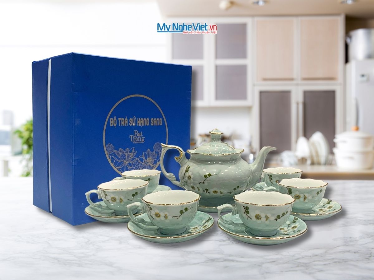 Bộ ấm chén Queen Cao cấp - bình trà vẽ hoa nền xanh nhạt MNV-BTV15.1