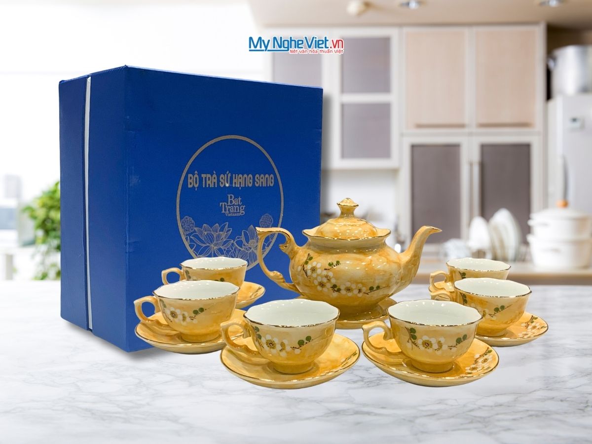 Bộ ấm chén Queen Cao cấp - bình trà vẽ hoa nền vàng MNV-BTV15