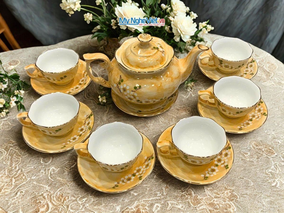 Bộ ấm chén Queen Cao cấp - bình trà vẽ hoa nền vàng MNV-BTV15