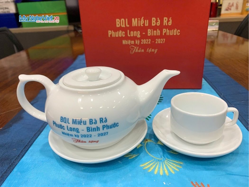 Bộ ấm chén - bình trà men trắng in logo Miếu Bà Rá