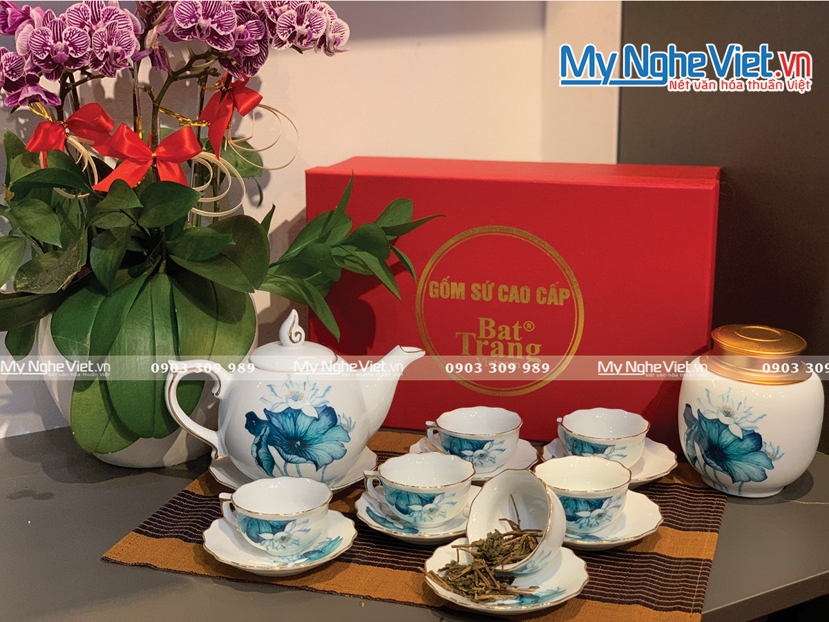 Bình trà Bát Tràng men trắng dáng mẫu đơn vẽ sen xanh viền chỉ vàng kim cao cấp MNV-HBT1223/6