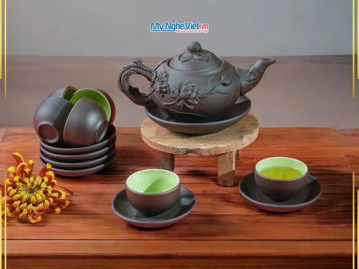 Bộ bình trà Tử Sa nhỡ đắp sen gốm Bát Tràng và hộp đẹp