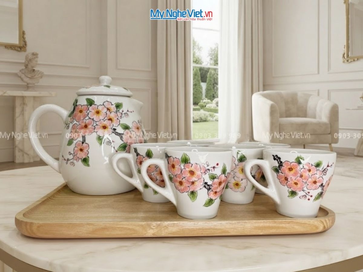 Bộ Bình Trà Men Trắng Vẽ Tay Hoa Đào Kèm Khay Gỗ HBT06-3