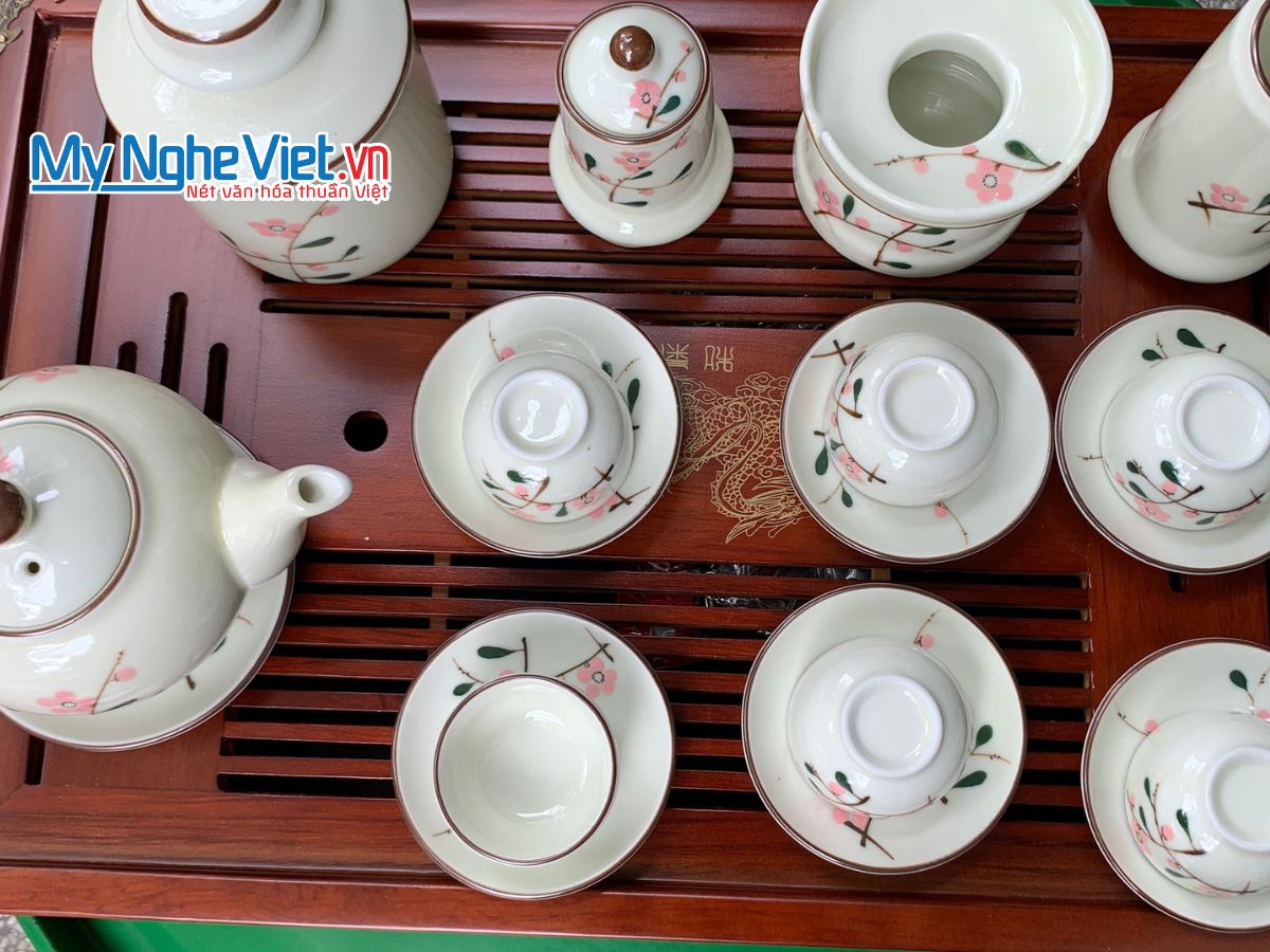 Bộ bình trà men trắng vẽ Đào Hồng (đầy đủ phụ kiện) MNV-CBBT01-3