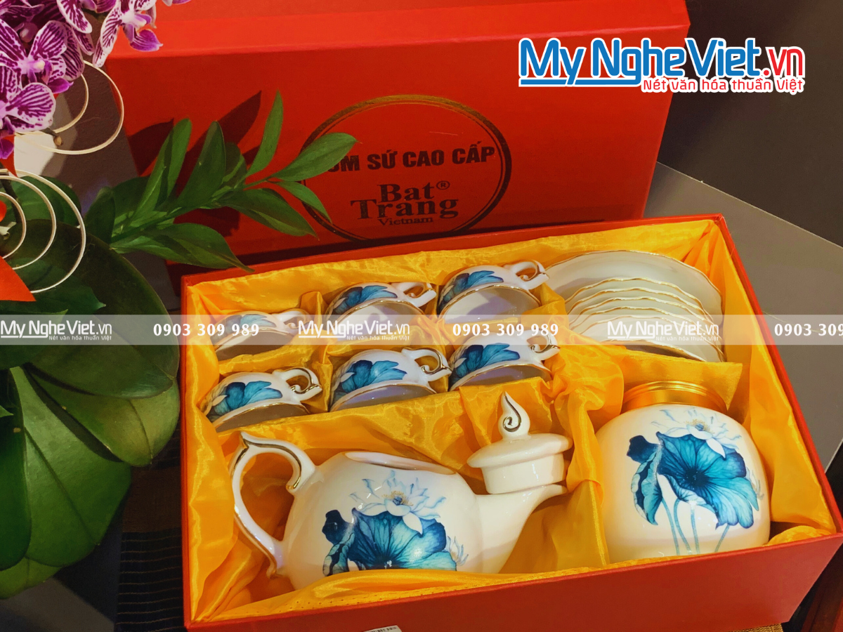 Bình trà Bát Tràng men trắng dáng mẫu đơn vẽ sen xanh viền chỉ vàng kim cao cấp MNV-HBT1223/6