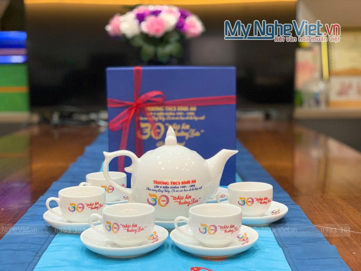 Bộ ấm chén - bình trà men trắng in logo Trường THCS Bình An Bộ ấm chén - bình trà men trắng in logo Trường THCS Bình An